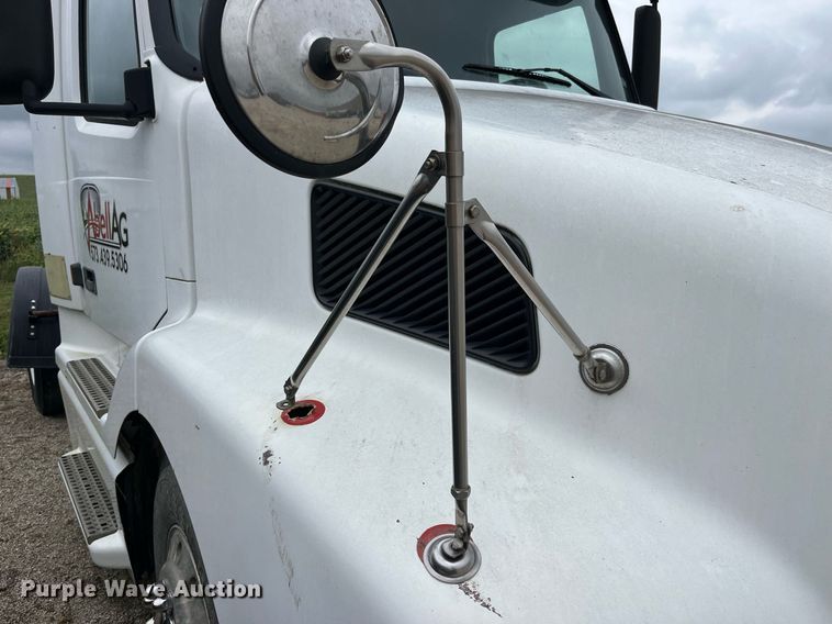 image for item DP2059 2000 Volvo VNL  semi truck