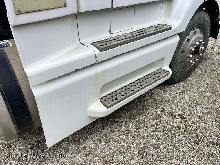 image for item DP2059 2000 Volvo VNL  semi truck