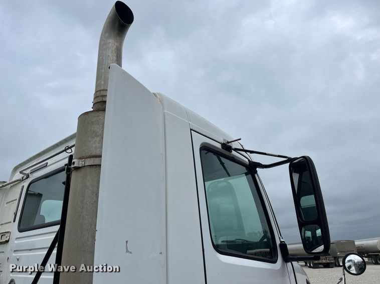 image for item DP2059 2000 Volvo VNL  semi truck