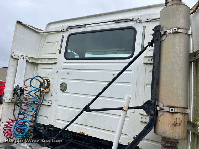 image for item DP2059 2000 Volvo VNL  semi truck