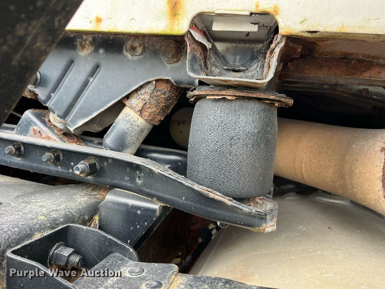 image for item DP2059 2000 Volvo VNL  semi truck