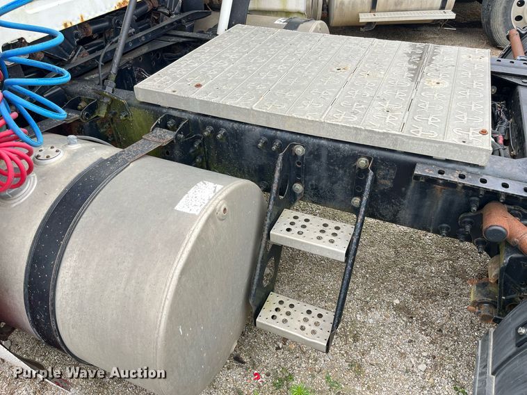 image for item DP2059 2000 Volvo VNL  semi truck