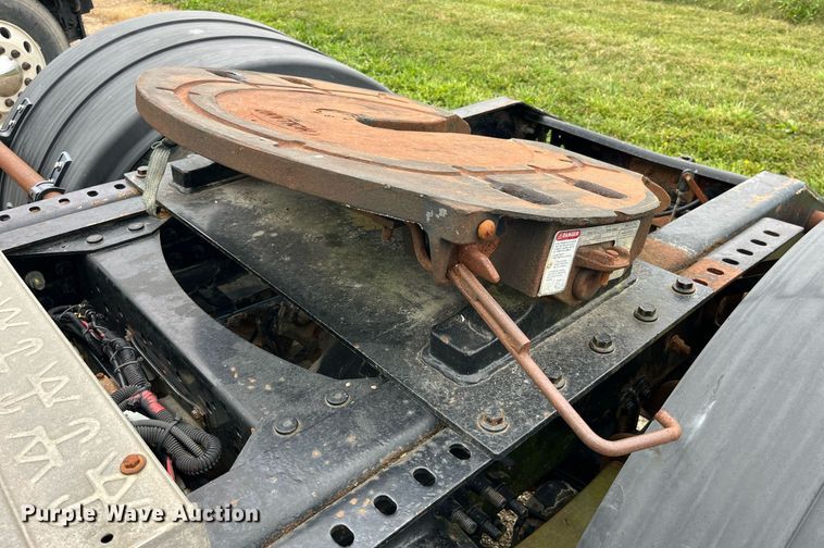 image for item DP2059 2000 Volvo VNL  semi truck