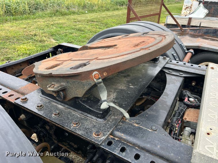 image for item DP2059 2000 Volvo VNL  semi truck