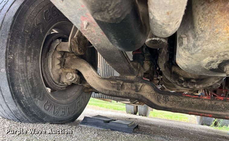 image for item DP2059 2000 Volvo VNL  semi truck