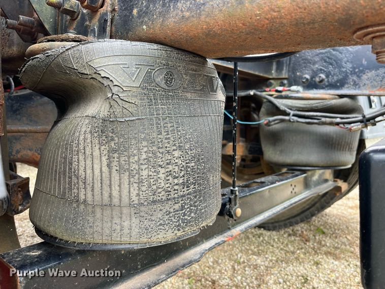 image for item DP2059 2000 Volvo VNL  semi truck