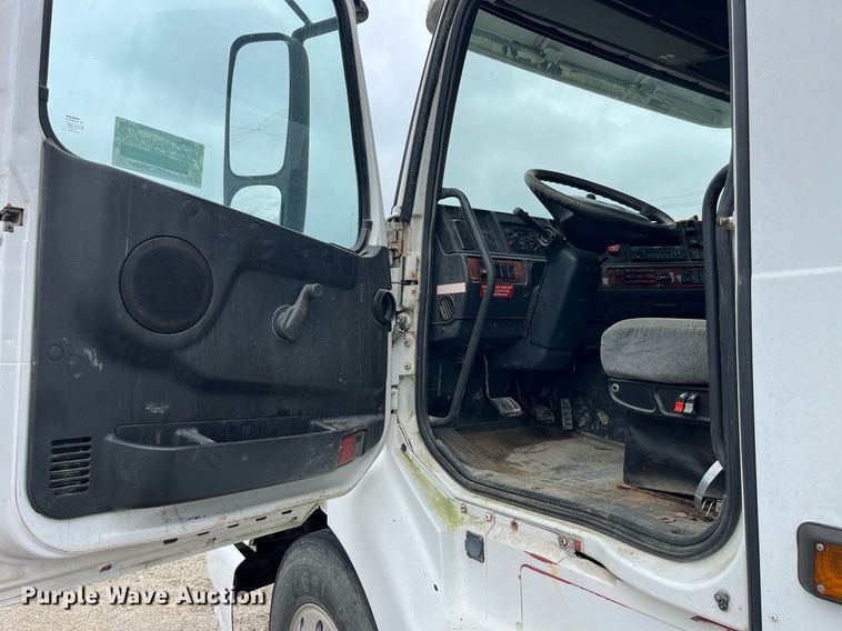 image for item DP2059 2000 Volvo VNL  semi truck