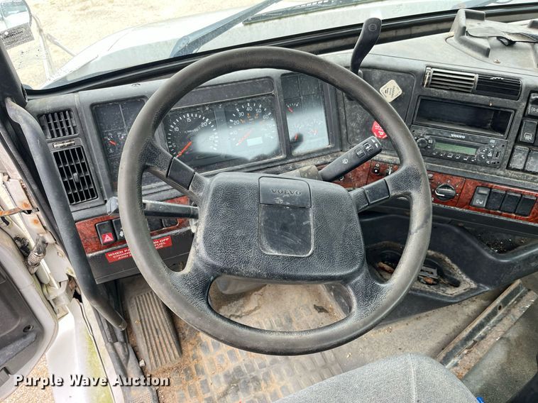 image for item DP2059 2000 Volvo VNL  semi truck