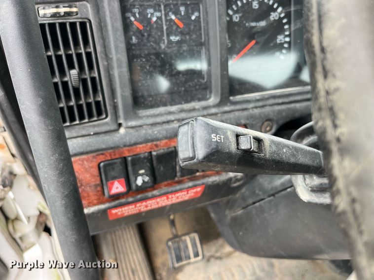 image for item DP2059 2000 Volvo VNL  semi truck