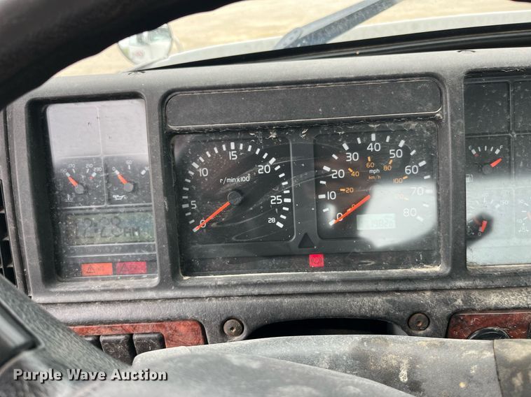 image for item DP2059 2000 Volvo VNL  semi truck