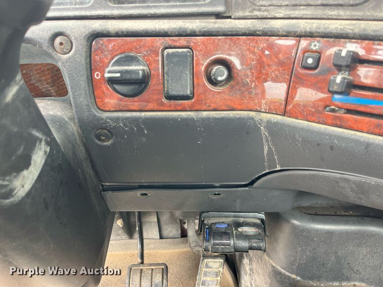 image for item DP2059 2000 Volvo VNL  semi truck