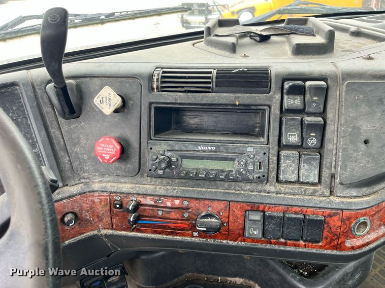 image for item DP2059 2000 Volvo VNL  semi truck