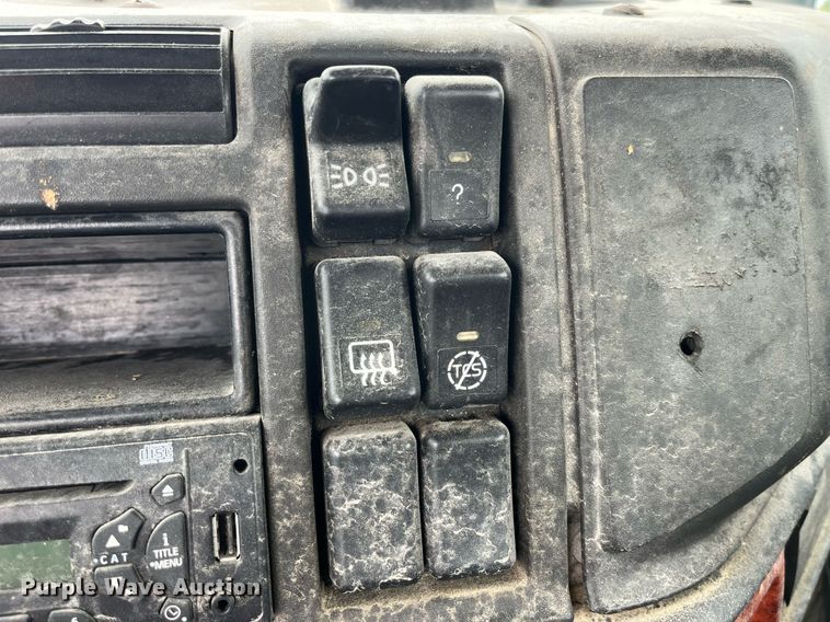 image for item DP2059 2000 Volvo VNL  semi truck