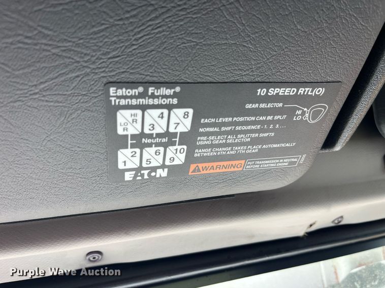 image for item DP2059 2000 Volvo VNL  semi truck