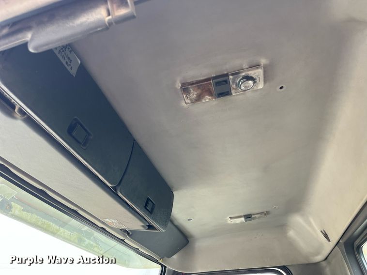 image for item DP2059 2000 Volvo VNL  semi truck