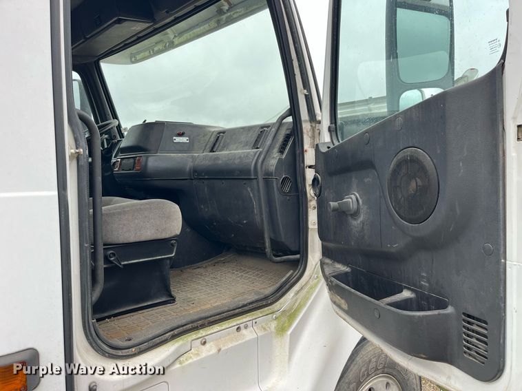 image for item DP2059 2000 Volvo VNL  semi truck