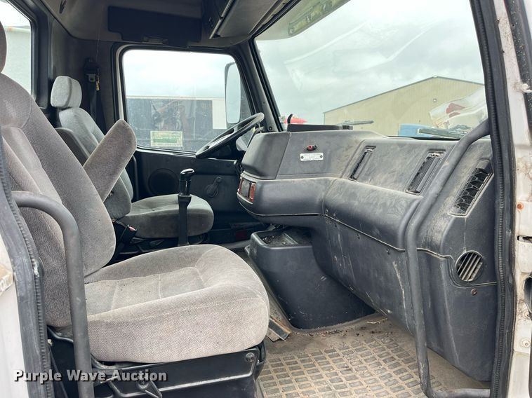 image for item DP2059 2000 Volvo VNL  semi truck