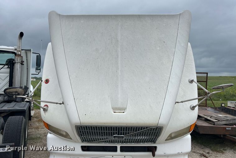 image for item DP2059 2000 Volvo VNL  semi truck