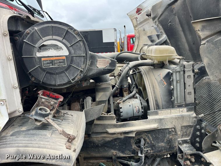 image for item DP2059 2000 Volvo VNL  semi truck