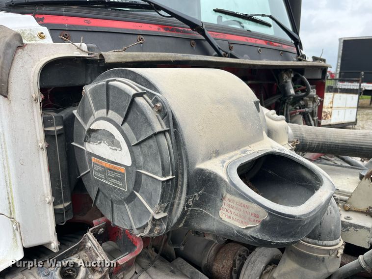 image for item DP2059 2000 Volvo VNL  semi truck