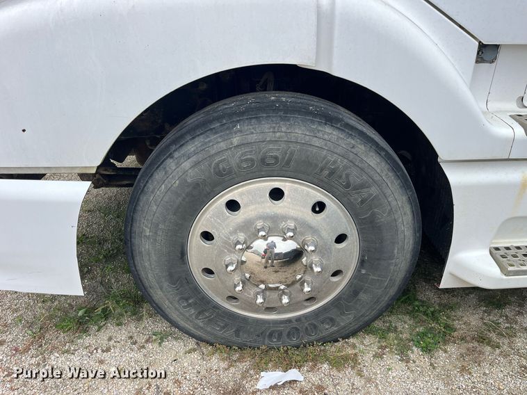 image for item DP2059 2000 Volvo VNL  semi truck