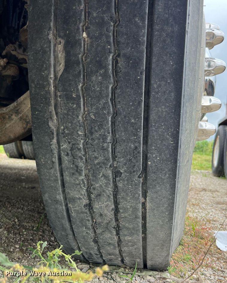 image for item DP2059 2000 Volvo VNL  semi truck