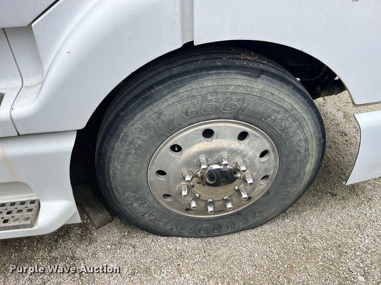 image for item DP2059 2000 Volvo VNL  semi truck