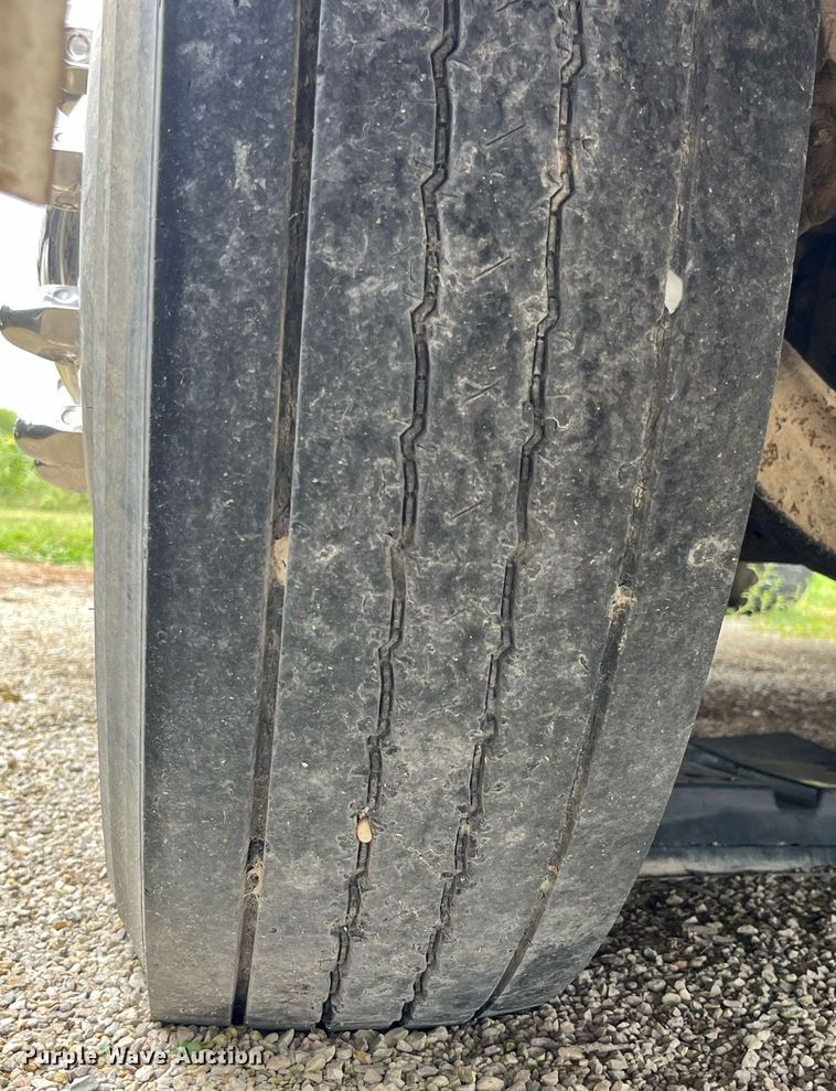 image for item DP2059 2000 Volvo VNL  semi truck