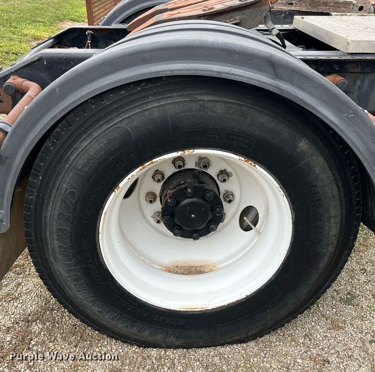 image for item DP2059 2000 Volvo VNL  semi truck