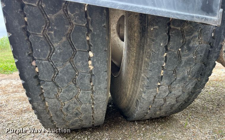 image for item DP2059 2000 Volvo VNL  semi truck