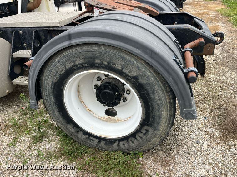 image for item DP2059 2000 Volvo VNL  semi truck