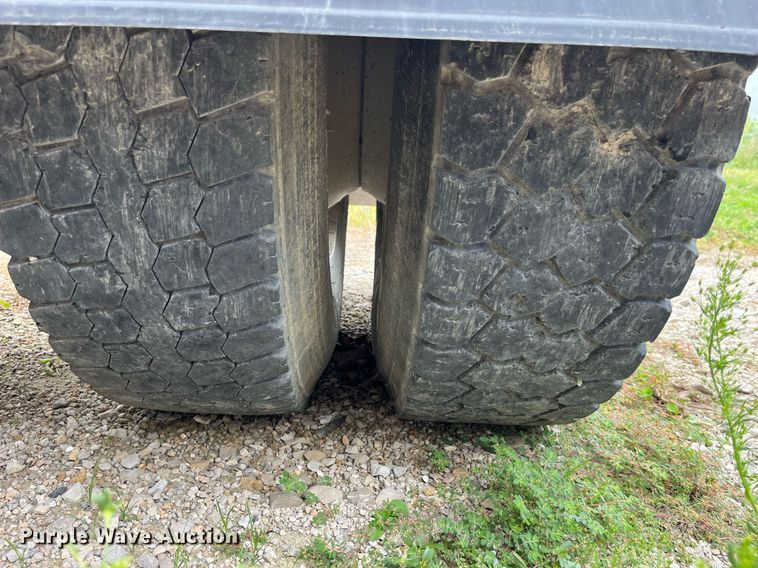 image for item DP2059 2000 Volvo VNL  semi truck