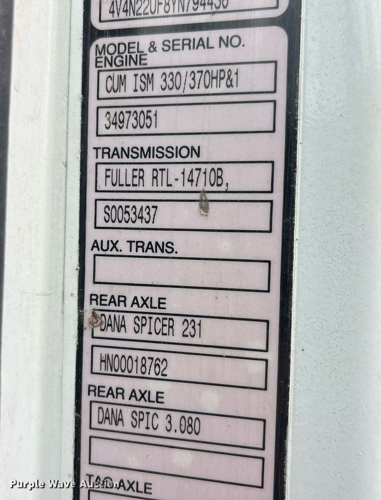 image for item DP2059 2000 Volvo VNL  semi truck