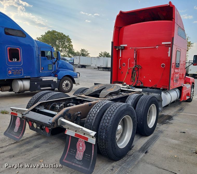 image for item DP2411 2007 Kenworth T600  semi truck