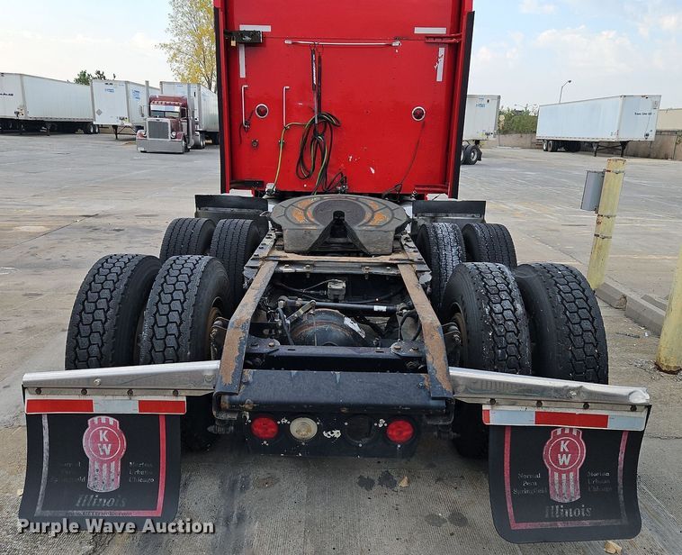 image for item DP2411 2007 Kenworth T600  semi truck