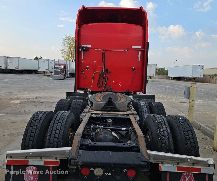 image for item DP2411 2007 Kenworth T600  semi truck