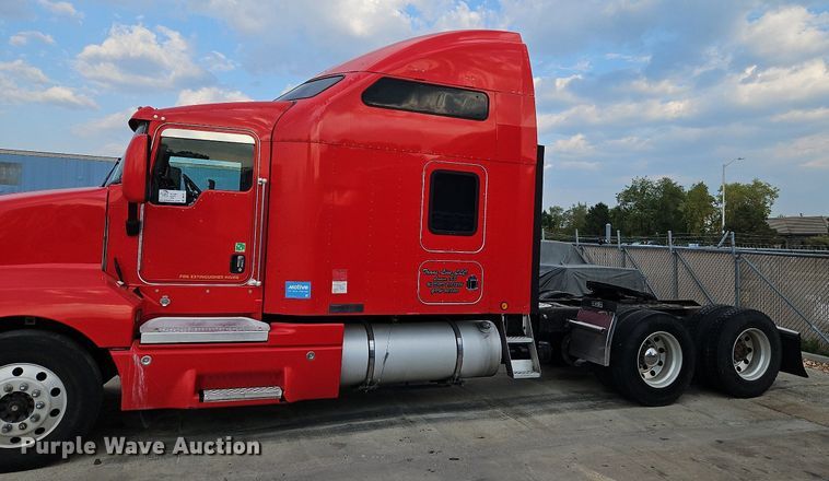 image for item DP2411 2007 Kenworth T600  semi truck