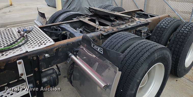 image for item DP2411 2007 Kenworth T600  semi truck