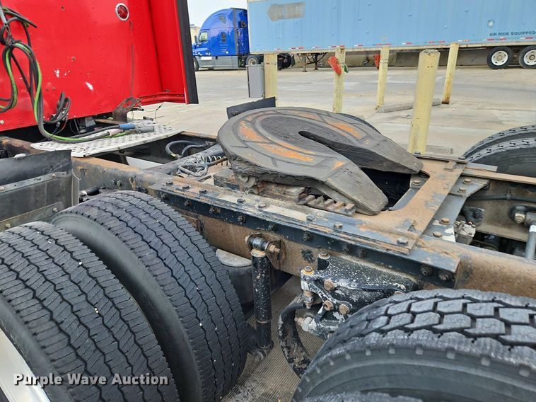 image for item DP2411 2007 Kenworth T600  semi truck