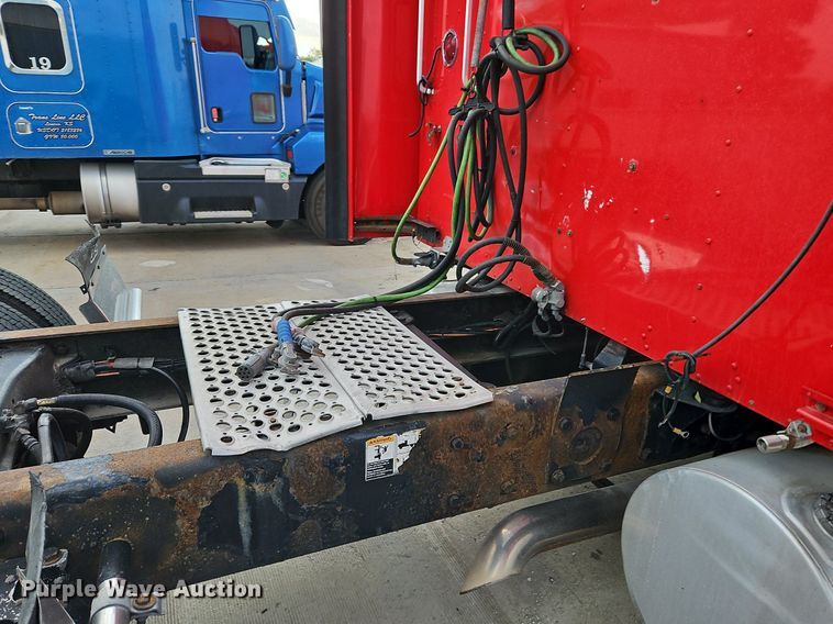 image for item DP2411 2007 Kenworth T600  semi truck