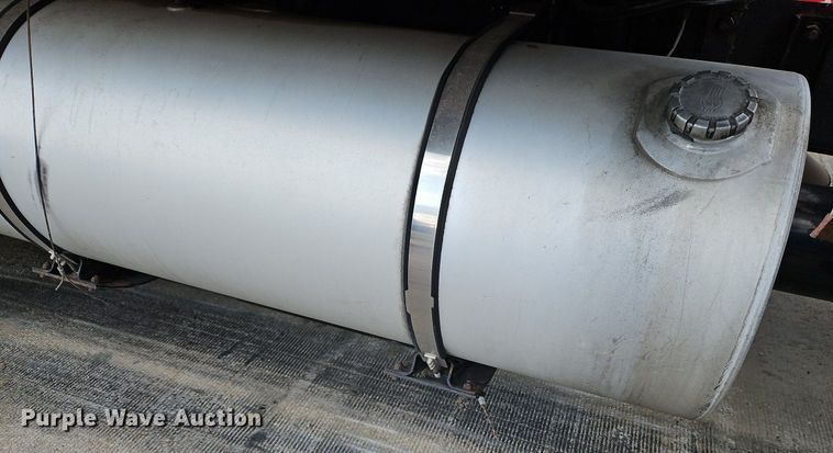 image for item DP2411 2007 Kenworth T600  semi truck