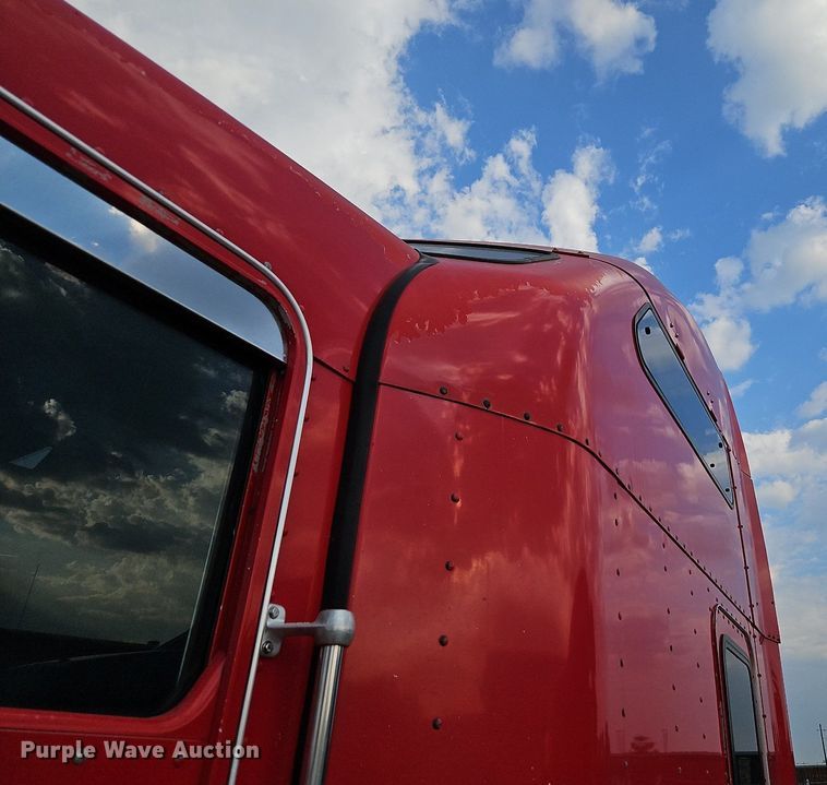 image for item DP2411 2007 Kenworth T600  semi truck