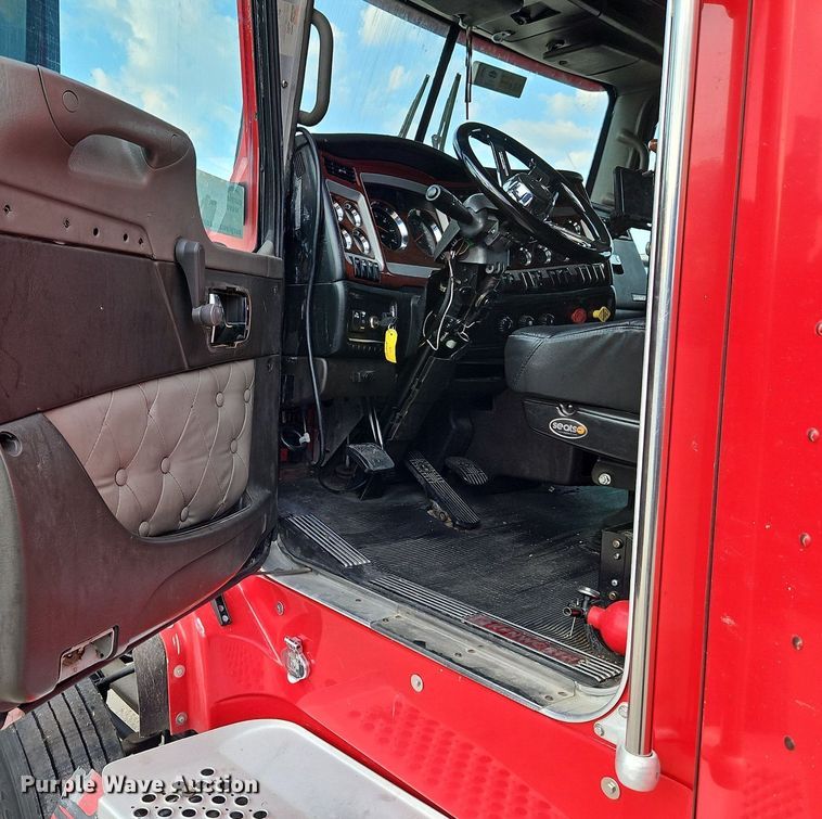 image for item DP2411 2007 Kenworth T600  semi truck