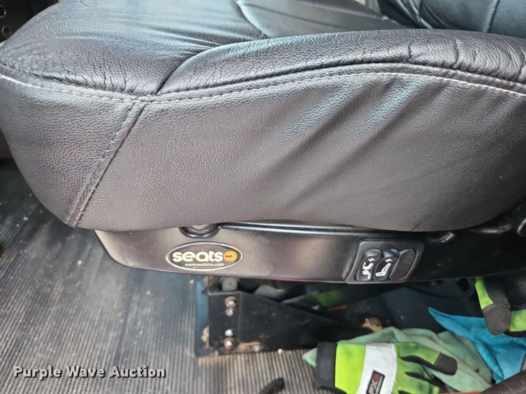 image for item DP2411 2007 Kenworth T600  semi truck