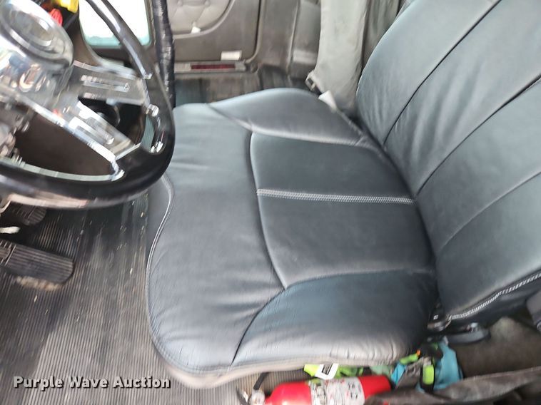 image for item DP2411 2007 Kenworth T600  semi truck