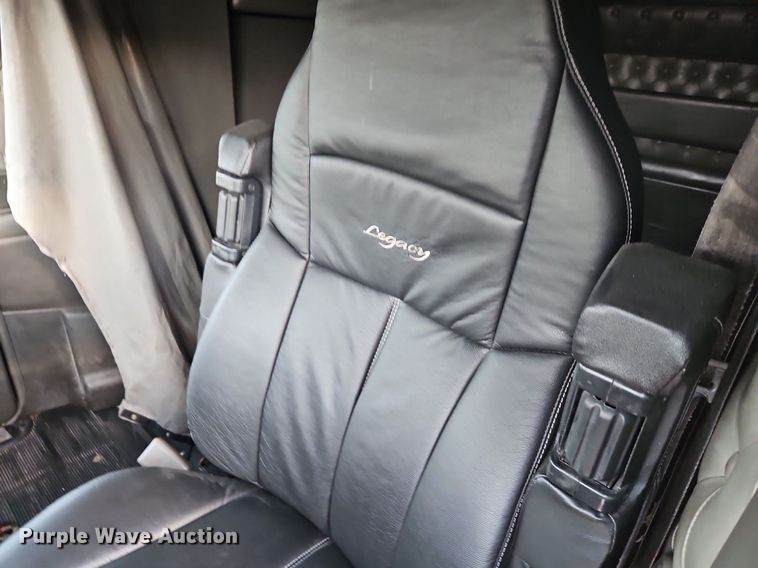 image for item DP2411 2007 Kenworth T600  semi truck