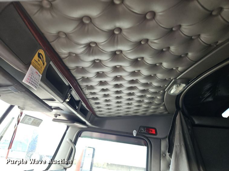 image for item DP2411 2007 Kenworth T600  semi truck