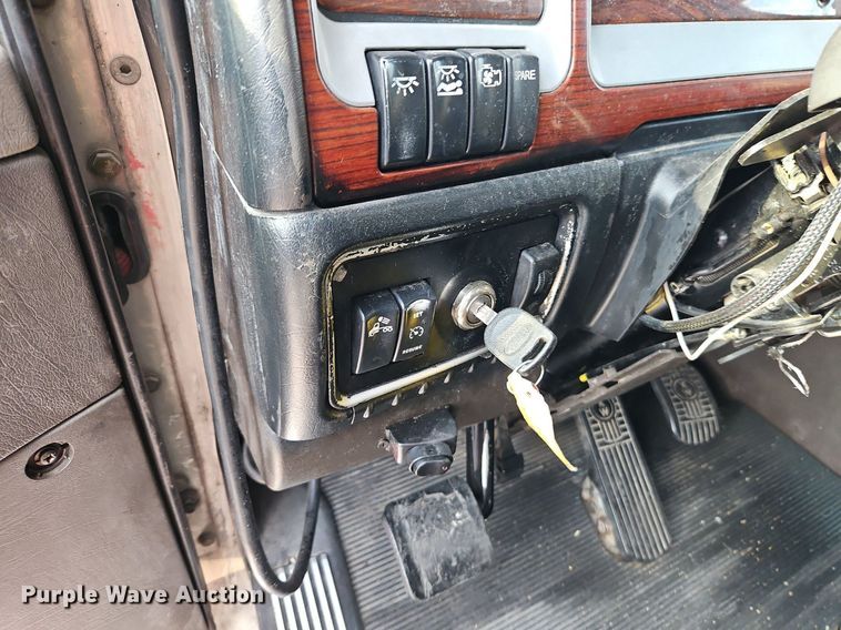 image for item DP2411 2007 Kenworth T600  semi truck