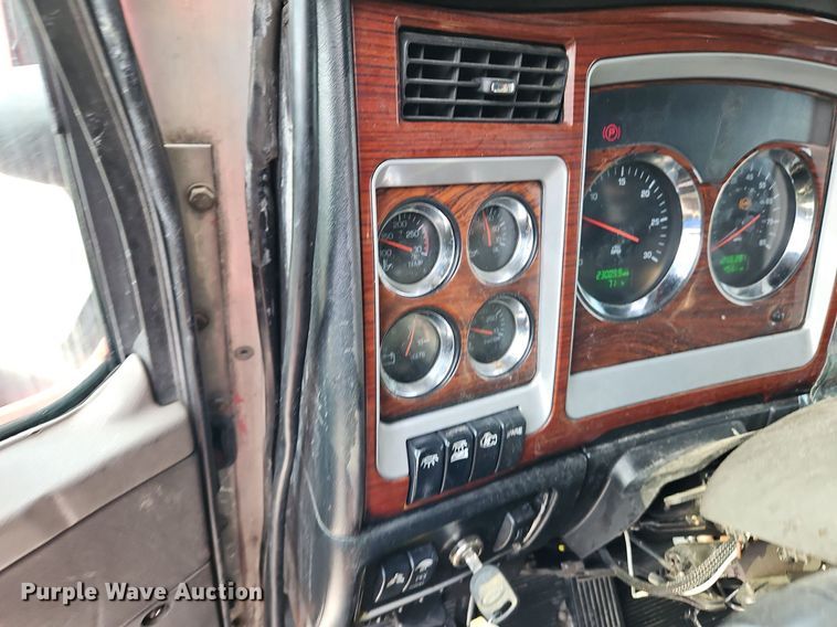 image for item DP2411 2007 Kenworth T600  semi truck