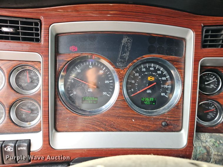 image for item DP2411 2007 Kenworth T600  semi truck